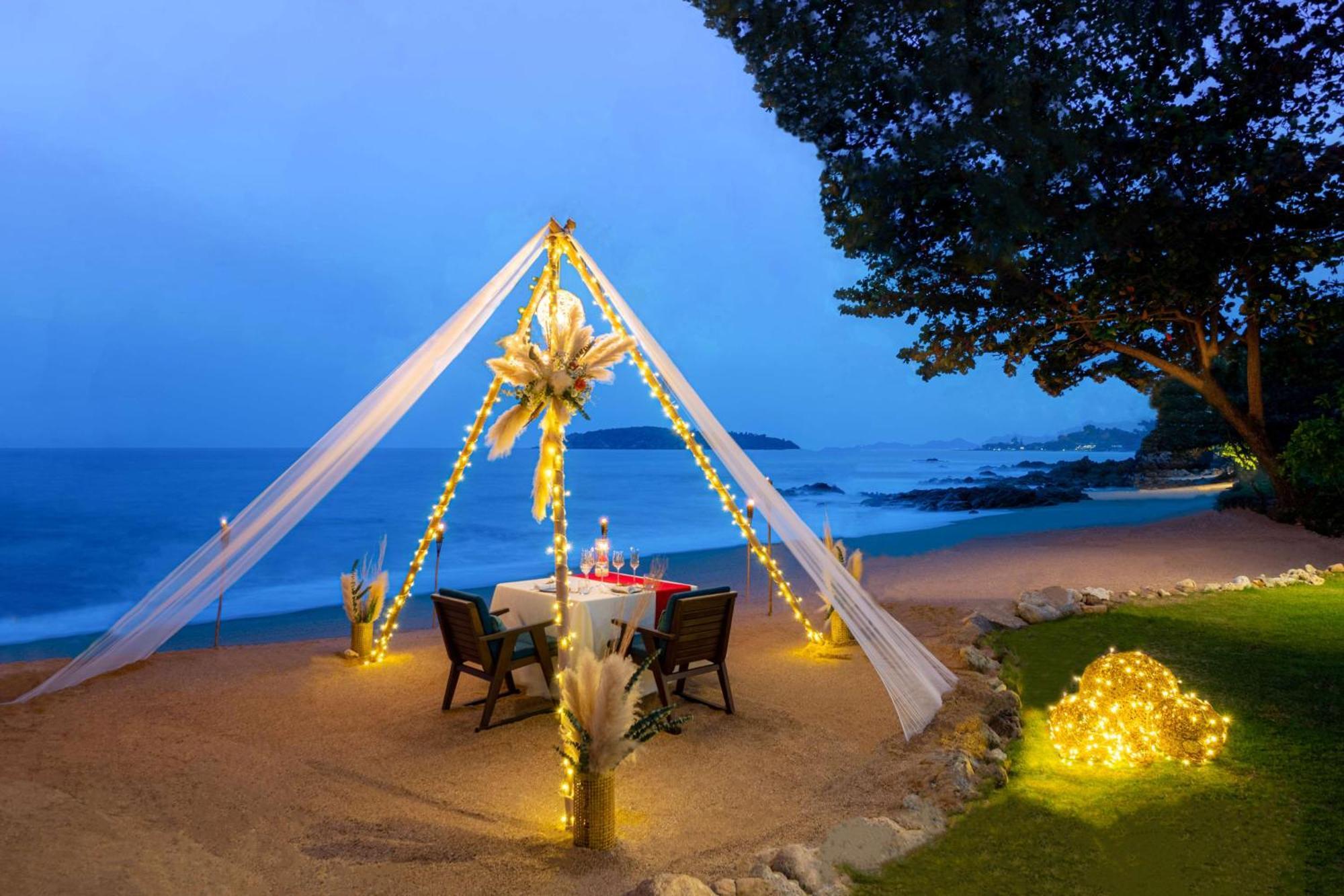 Hyatt Regency Koh Samui Praia de Chaweng Exterior foto A romantic dinner on the beach